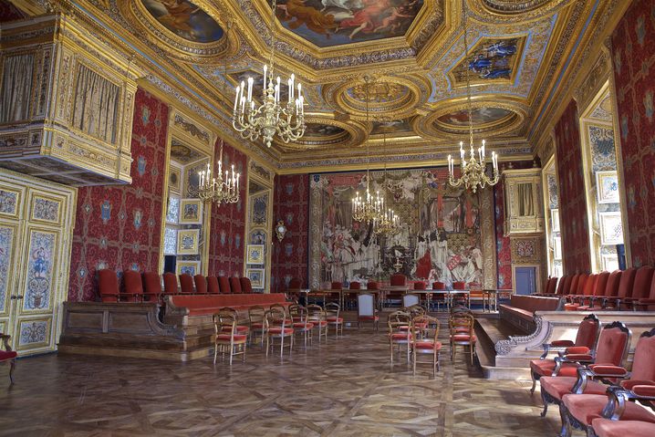 Voici à quoi ressemblait la Grand'chambre du parlement de Bretagne avant l'arrivée des cartons, venus recouvrir les murs rouges. 