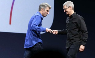 Le patron d'Apple, Tim Cook (à droite), lors de la conférence WWDC, le 10 juin 2013.