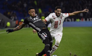 Même l'attaquant lillois Yassine Benzia est parfois revenu défendre mercredi pour bloquer Memphis Depay et l'OL.
