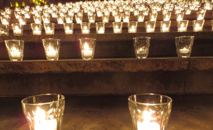 Des lumignons déposées sur le parvis de l'Hôtel sde ville de Lyon au lendemain de l'attentat perpétré à paris contre Charlie Hebdo (illsutration). C. Girardon/ 20 Minutes.