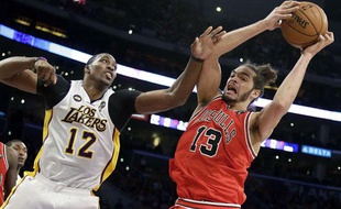 Le pivot des Chicago Bulls Joakim Noah (à droite) lors d'un match contre les Los Angeles Lakers le 10 mars 2013.
