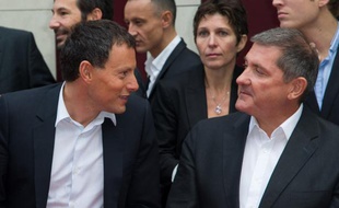 Les animateurs Marc-Olivier Fogiel et Yves Calvi, à la conférence de presse de rentrée de RTL, dans les locaux de la radio, au 22 rue Bayard, à Paris, le 10 septembre 2013.