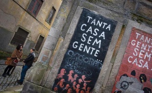 L'architecte portugaise Margarida Castro donne des explications au touriste américain Dean Watson lors d'une des visites organisées de la crise qu'elle organise dans le centre de Porto. Le 28 février 2014.