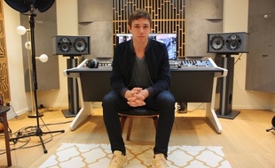 Renaud Rebillaud, dans le studio dans lequel il a enregistré le nouvel album de Maître Gims, chez lui, à Paris.