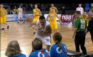 Le Letton Armands Skele tire de dos pour inscrire un panier à trois points, le 23 avril 2012, en Estonie.