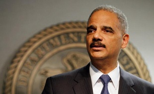 La Chambre des représentants, dominée par les républicains, a voté la défiance jeudi à l'encontre du ministre américain de la Justice Eric Holder, accusé d'outrage au Congrès dans l'enquête sur un scandale de trafic d'armes, une première dans l'histoire des Etats-Unis.