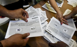 Dépouillage des votes après le référendum sur le traité de paix avec les Farc en Colombie, le 2 octobre 2016.