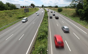 Lorraine: Il s’enfuit en courant d’un contrôle routier et abandonne sa copine sur le bord de l’autoroute (Illustration)