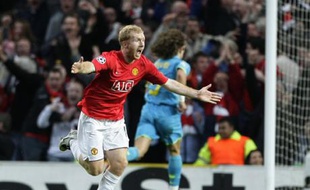 Ala 13e minute, le Mancunien Paul Scholes inscrit un but contre le Barça en demi-finale retour de la Ligue des Champions à Old Trafford le 29 avril 2008