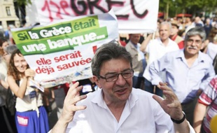 Jean-Luc Mélenchon parle aux journalistes à Paris le 28 juin 2015