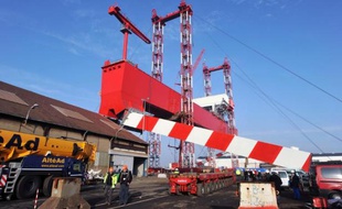 Un débrayage a réuni mercredi matin entre 450 et 700 salariés devant les portes des chantiers STX France de Saint-Nazaire (Loire-Atlantique) alors qu'une commande de deux paquebots est suspendue à un accord syndical de compétitivité.