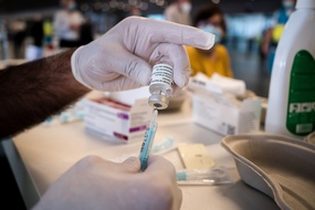 Une dose du vaccin AstraZeneca (image d'illustration).