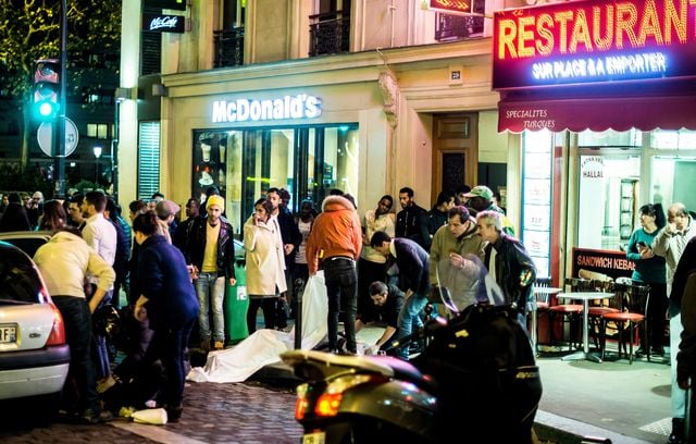 Près du café Bonne Bière à Paris, le 13 novembre 2015, les passants et riverains s’occupent des blessés.