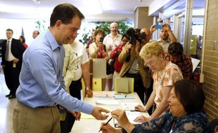 Les habitants du Wisconsin (nord des Etats-Unis) se rendaient aux urnes mardi pour décider du sort du gouverneur républicain Scott Walker, connu pour ses attaques contre les droits syndicaux, dans un scrutin-test à cinq mois de la présidentielle américaine.