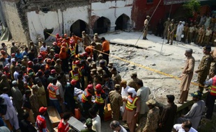 Des secouristes pakistanais évacuent le corps d'une victime sur les lieux d'un attentat suicide dans le village de Shadi Khan (nord-ouest), le 16 août 2015