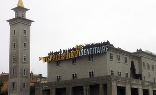 Le 20 octobre 2012, 73 militants de Génération Identitaire avaient déployé une banderole hostile, sur le toit de la mosquée de Poiitiers