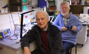 Physiciens à l’université Rennes 1, Albert Le Floch (au premier plan) et Guy Ropars vont recevoir ce mardi le prestigieux prix de l’Académie nationale de médecine
