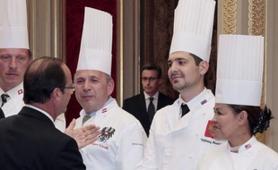 Le président François Hollande a évoqué mardi les bienfaits de la bonne gastronomie en matière diplomatique, en recevant à Paris le club des chefs des chefs, qui rassemble les chefs cuisiniers des principaux dirigeants de la planète, élues ou têtes couronnées.
