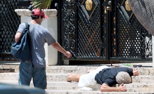 Le meurtre de Gianni Versace reconstitué pour le tournage de la série «American Crime Story» dont la saison 2 est consacrée à cette affaire. Ici, les comédiens Darren Criss (à g.) et Edgar Ramirez sur le tournage.