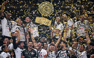 Les joueurs du Stade Toulousain brandisent leur vingtième Brennus, le 15 juin 2019 au Stade de FRance.