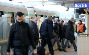 Des passagers dans le métro le 7 décembre 2010 à Paris