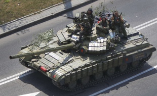 Des soldats pro-Russes sur un tank direction Donetsk, à l'est de l'Ukraine, le 10 août 2014.