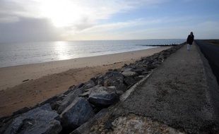 La tension était encore vive vendredi sur la question des digues de L'Aiguillon-sur-Mer (Vendée), une des deux communes de Vendée les plus touchées par la tempête Xynthia, lors d'une visite des présidents de région, de département et du préfet.