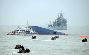 Des garde-côtes à la recherche de survivants le 17 avril 2014, après le naufrage du ferry reliant Incheon à l'île de Jeju, en Corée du Sud