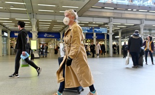 Une femme dans la gare Eurostar de St Pancras à Londres, le 17 mars 2020.
