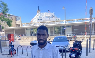 Bella Diaby sur le port de la Joliette à Marseille. En arrière plan, le 