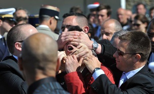 Un homme qui perturbait le discours de Nicolas Sarkozy, à Port-Louis dans le Morbihan, est évacué par plusieurs gardes du corps, le 8 mai 2011