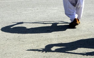 Deux policiers ont été tués et deux grièvement blessés alors qu'ils circulaient en voiture lundi à la mi-journée dans la commune de Mekla, en Kabylie, à l'est d'Alger, a-t-on appris de source sécuritaire.