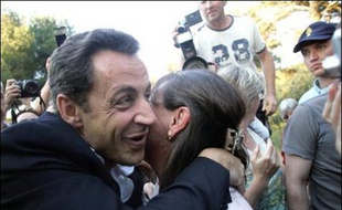 Le président Nicolas Sarkozy séjourne au Fort de Brégançon, la résidence officielle du chef de l'Etat, et le Premier ministre François Fillon se rend dans la Sarthe samedi, au lendemain de l'annonce du gouvernement et la tenue du premier Conseil des ministres du quinquennat.