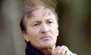 Le sélectionneur de l'équipe de France Espoirs, Erick Mombaerts, lors d'un entraînement à Clairefontaine, le 4 septembre 2008.