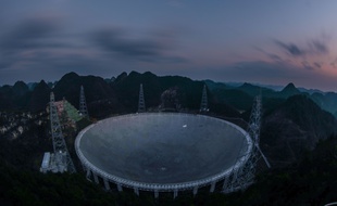Photo du plus grand radiotélescope au monde, appelé Five-hundred-meter Aperture Spherical radio Telescope (FAST), prise le 11 janvier 2020