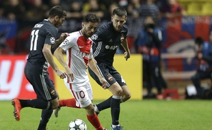 Il faut souvent s'y prendre à plusieurs pour piquer la balle à Bernardo
