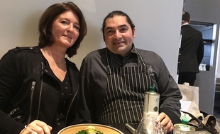 Le chef Alan Geaam (à dr) et notre lectrice Lorence.