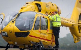 Le prince William, duc de Cambridge, qui a pris ses nouvelles fonctions de pilote d'hélicoptère-ambulance, à l'aéroport de Cambridge le 13 juillet 2015