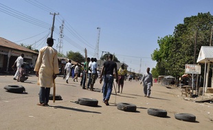 Des barricades dans la ville de Maiduguri au Nigeria après une explosion meurtrière, le 1er décembre 2014.