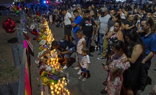 Des familles se recueillent après la fusillade d'El Paso survenue le 3 août 2019.
