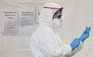 Une infirmière en équipement de protection, à Saint-Nazaire, le 3 avril 2020.