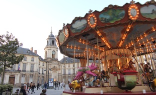 La place de la Mairie, à Rennes et son célèbre manège ancien.