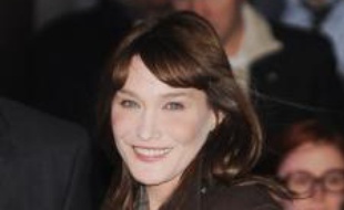 Carla Bruni, l'épouse du chef de l'Etat présente ce lundi, à l'occasion de la journée mondiale de lutte contre le sida, sa mission auprès du Fonds en présence de son directeur exécutif, le Pr Michel Kazatchkine, lors d'une conférence de presse à 15H00 à l'hôtel de Marigny, à deux pas de l'Elysée.