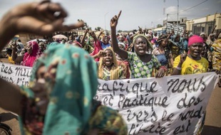 Des résidents musulmans en colère dans le quartier PK-5 à Bangui où ils vivent reclus le 31 mai 2014