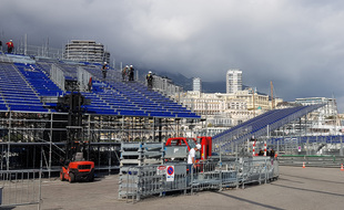 Les tribunes du Grand prix, en plein montage, fin mars, autour du port Hercule