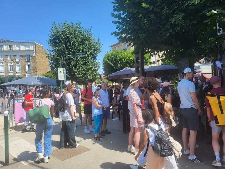 Ca vous dit, une horde de touriste à Vaires-sur-Marne pour votre pause midi ? (Place de la République, en 2024).
