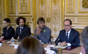 Le président Francois Hollande (D) et l'écologiste Nicolas Hulot (G), son envoyé spécial pour la protection de la planète, participentle 20 septembre 2014 à une réunion à l'Elysée avec des représentants des principales ONG engagées dans les enjeux climatiques