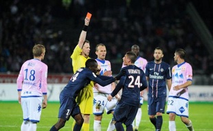 Près comme jamais de son 3e titre de champion de France après sa courte victoire 1-0 à Evian, le Paris SG, dans le sillage de discussions délicates en coulisses, a montré un visage bien nerveux en finissant à neuf dimanche avant de provoquer une bagarre générale.