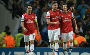 Mesut Özil (à droite) a été excellent lors de la victoire d'Arsenal contre Naples le mardi 1er octobre 2013.