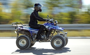 Un conducteur de quad sur une route (illustration).
